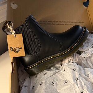DR. MARTENS 2976 Chelsea Womens Boots NWT